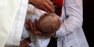 Baptême : faut-il l’imposer ou laisser le choix à son enfant ?