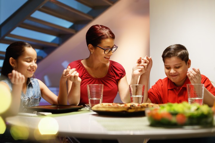 WEB-PRAY-FAMILY-DINER-TABLE-shutterstock_1026172993.jpg