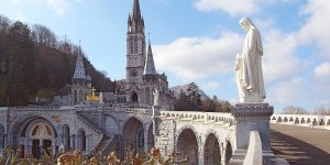 Quelle est la différence entre une église et un sanctuaire ?