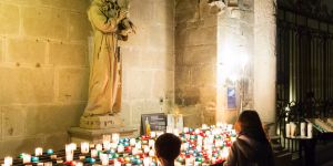 Pourquoi peut-on prier devant des statues ?