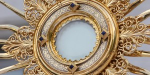 Prière d’adoration du Saint-Sacrement pour demander l’intercession de Charles de Foucauld