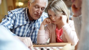 grand père jouant aux échecs