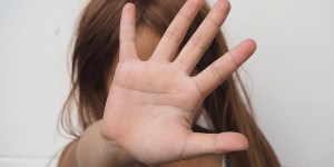 Des mots pour aider son enfant à identifier une agression sexuelle et s’y opposer