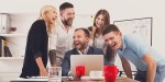 groupe qui se moque derrière un écran d'ordinateur