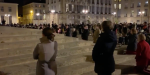 versaillais prient devant l'église saint louis à versailles
