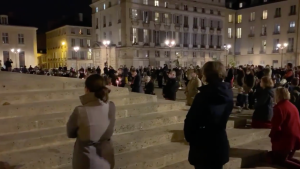 versaillais prient devant l'église saint louis à versailles