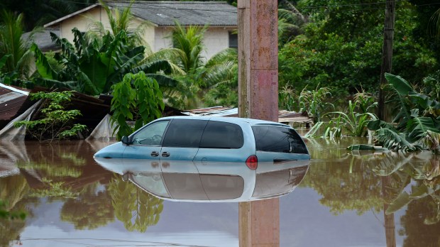 Voiture inondée par l'ouragan Eta au Honduras