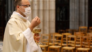 HOLY-COMMUNION-COVID-FRANCE-FR639223B.jpg