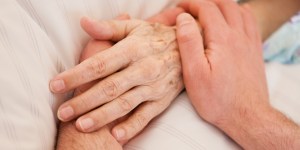 Loi euthanasie : le renoncement à l’accompagnement en fin de vie ?