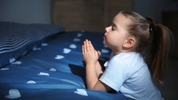 enfant en train de prier