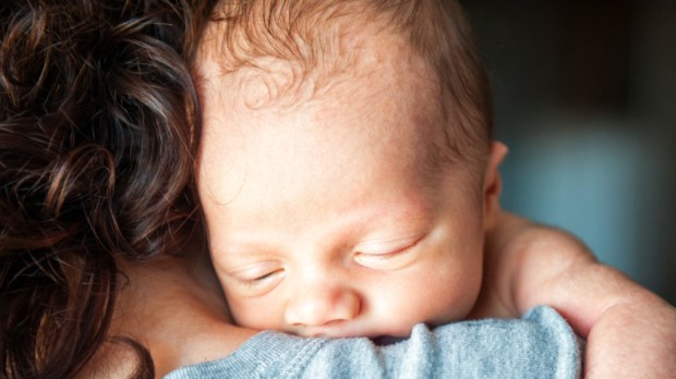 NEWBORN, MUM, SHOULDERS