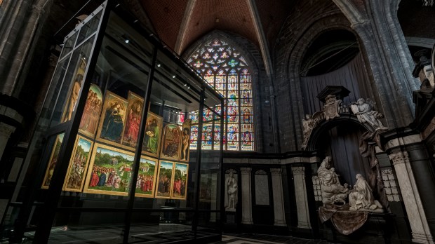 Lam-Gods-open-zij-Sint-Baafskathedraal-Gent-c-www.artinflanders.be-foto-Cedric-Verhelst.jpg