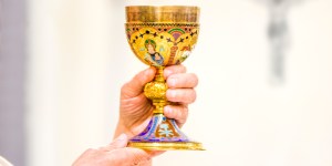 Les objets liturgiques : le calice, rappel de la coupe de vin de la Cène
