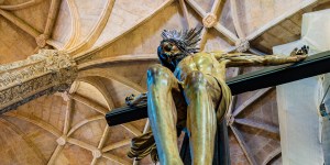 Lorsque vous regardez un crucifix, Jésus vous regarde aussi