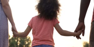 Le Sénat vote l’ouverture de l’adoption aux couples non mariés