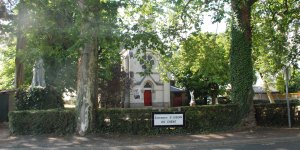 À Saint-Joseph-du-Chêne, le vieil arbre qui résiste aux pèlerins