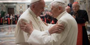 « Benoît XVI est un homme saint et discret », assure François