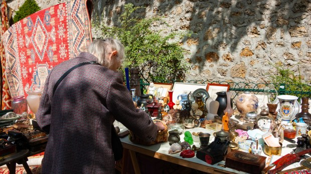 vieille femme brocante