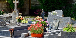 Toussaint : conseils et astuces pour nettoyer une tombe