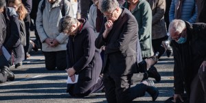 Les évêques à genoux