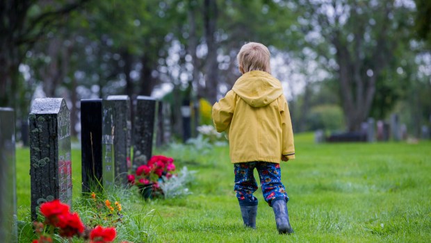WEB2-CEMETRY-MOURNING-shutterstock_2032684025.jpg