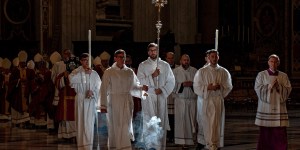 Pourquoi une grande croix est portée en procession au début de la messe ?