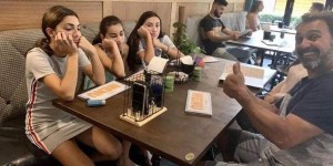 Il a trouvé une super astuce pour éviter les téléphones à table