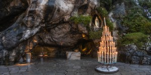 Lourdes : les 18 apparitions de la Vierge à Bernadette