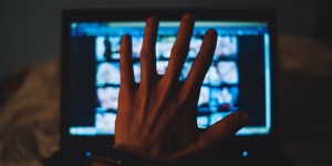 La France veut bloquer l’accès aux sites pornographiques pour les mineurs