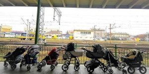 Des poussettes dans les gares, la solidarité des mères polonaises avec les mères ukrainiennes