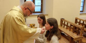 Elles préparent leur première communion en Ukraine… et la reçoivent en Pologne