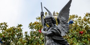 Sables-d’Olonne : la statue de saint Michel va rester sur la place