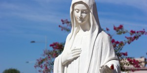 Que signifie « consacrer » un pays à Marie?