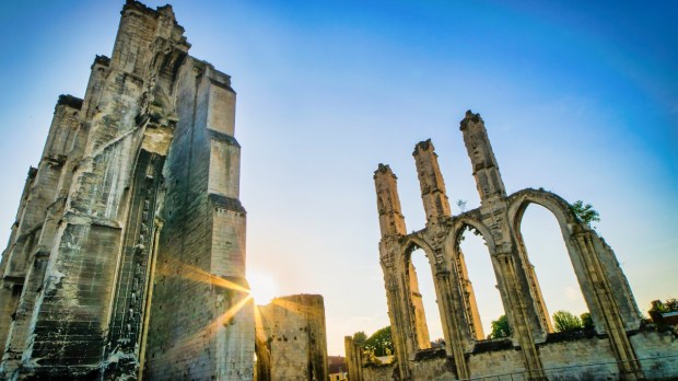 RUINS-ABBEY-SAINT-BERTIN-FRANCE-shutterstock_1494599381.jpg