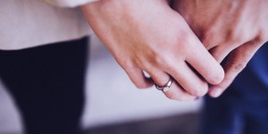 Ce prêtre est à l&rsquo;initiative d&rsquo;une préparation au mariage hors norme