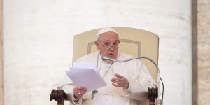 « Que Dieu nous bénisse, nous, les vieux », lance le pape François