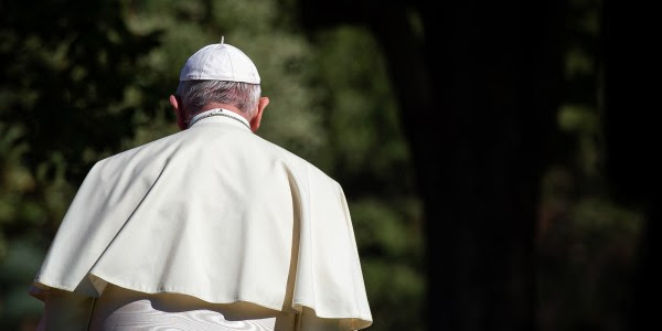 pope francis with his back turned