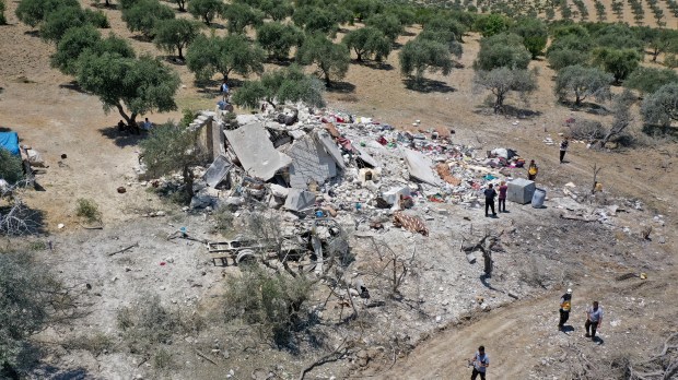 Décombres d’une maison ciblée par des frappes russes à Idleb