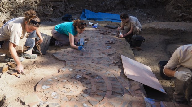 Archeologie-Alsace-pave-eglise.jpg