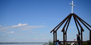 Le Pape face au lac sacré des autochtones dédié à sainte Anne