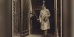 Adolf Hitler wychodzi z kościoła