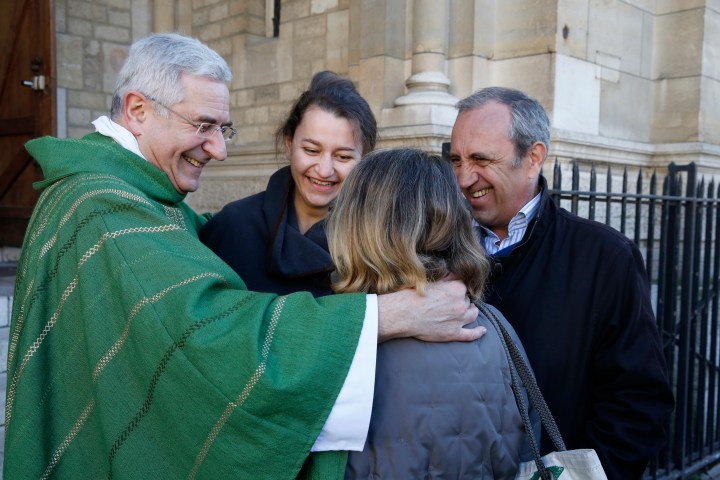 pretre-sortie-de-messe.jpg