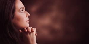 La prière nous protège. Mais de quoi ?