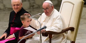 Quand un petit garçon s’invite à l’audience du Pape