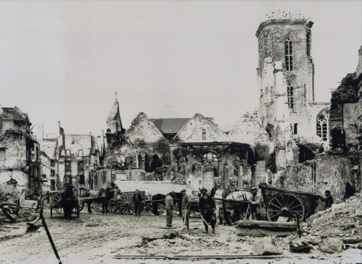 3-Le-deblaiement-autour-de-la-cathedrale-endommagee-apres-les-bombardements-de-1944-©-Cathedrale-Saint-Vincent-2022.jpg