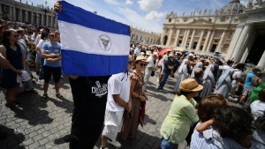 mężczyzna trzyma flagę Nikaragui podczas modlitwy Anioł Pański w Watykanie