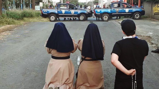 WEB3-NICARAGUA-POLICE-NUN-FATHER-01-Facebook-arquidiocesisdemanagua.jpg