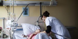 « Aide à mourir » : de plus en plus de voix s’opposent au texte