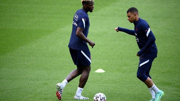 PAUL-POGBA-Kylian-Mbappe-AFP-000_9BK9GN.jpg