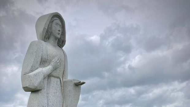 Statue Vierge Marie à la Vallée des Saints
